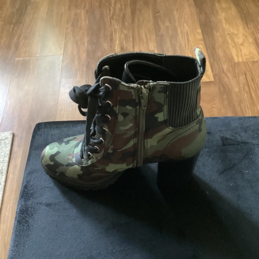 Madden Girl Camouflage Latch Boots Size 11 - Picture 2 of 4
